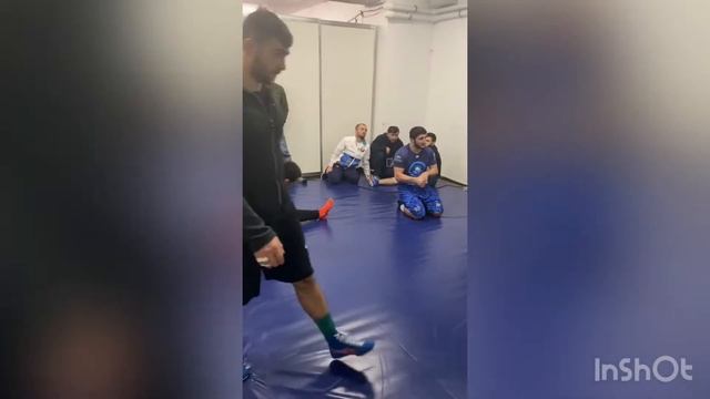 Двухкратный Олимпийский чемпион Садулаев разминается перед выходом на ковёр