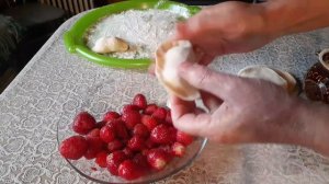 РЕЦЕПТ  ВАРЕНИКИ С КЛУБНИКОЙ.ЭТУ ВКУСНЯШКУ МОЖНО ГОТОВИТЬ ТОЛЬКО ЛЕТОМ??СОЧНЫЕ,СЛАДКИЕ.?