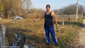 Как сделать бюджетный недорогой дешевый экономный забор из колючей проволоки своими руками для дачи