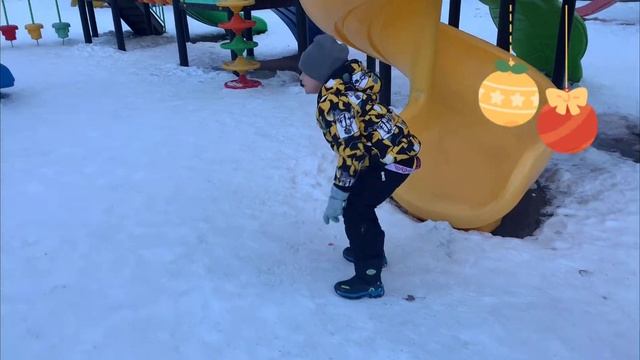 Дети катаются на Горках зимой играют на площадке и катаются на снежных Горках. Видео горка зимой смотреть онлайн