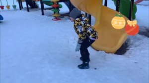 Дети катаются на Горках зимой играют на площадке и катаются на снежных Горках. Видео горка зимой