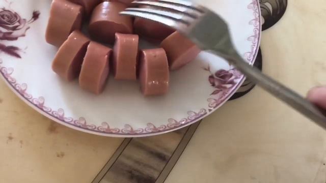 Поручаю французским бульдогам отнести колбасу Лирику