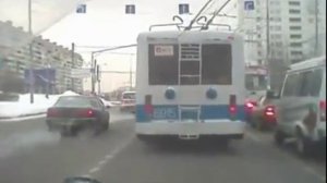 Троллейбус обгоняет троллейбус