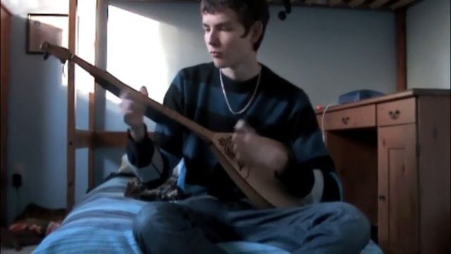 ValentinDombrist - 2010 - Adai, Balbyraun - Первые попытки игры на домбре, когда был самоучкой смотреть онлайн