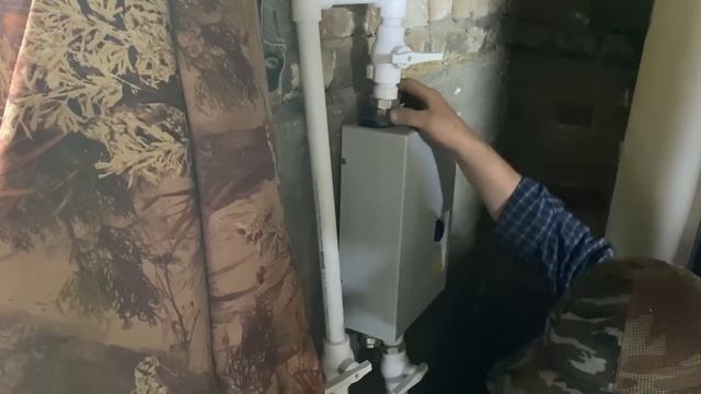 Приступили к монтажу отопления. Устанавливаем котлы, теплоаккумулятор и подключаем их смотреть онлайн