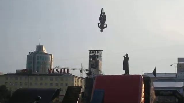 Мотофристайл - 4 прыжка подряд смотреть онлайн