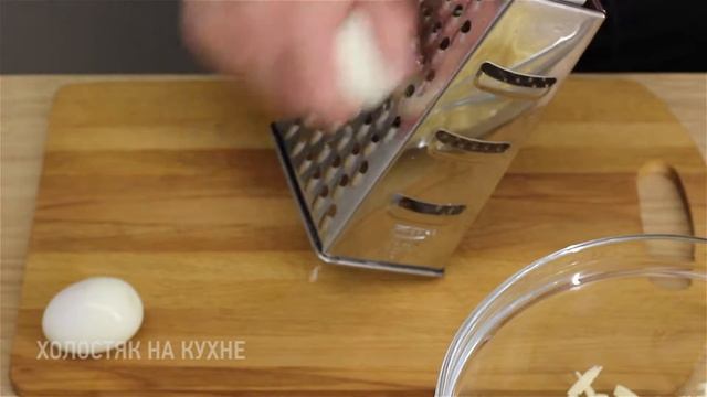 Салат-закуска из сыра с чесноком, яйцом и майонезом на скорую руку смотреть онлайн