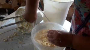 Взбиваем сливочное  масло  на маслобойке.Это самое настоящее сливочное масло!