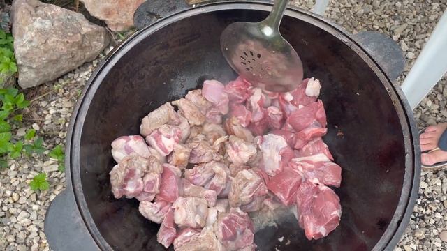 Баранина с овощами в казане на костре смотреть онлайн