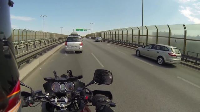 Mercedes CLS 63 AMG vs Suzuki DL 1000 смотреть онлайн