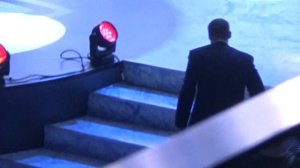 Мозякин получает золотую клюшку от КХЛ и поцелуй от певицы Зары