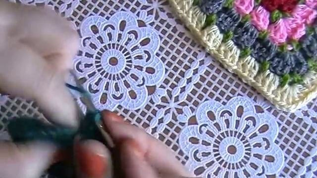 Вязание крючком. Бабушкин квадрат с декоративными стежками. смотреть онлайн