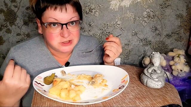 мукбанг/Простая еда/тушеная картошка с курицей и солёный огурец/обжор и разговоры на камеру/Mukbang смотреть онлайн