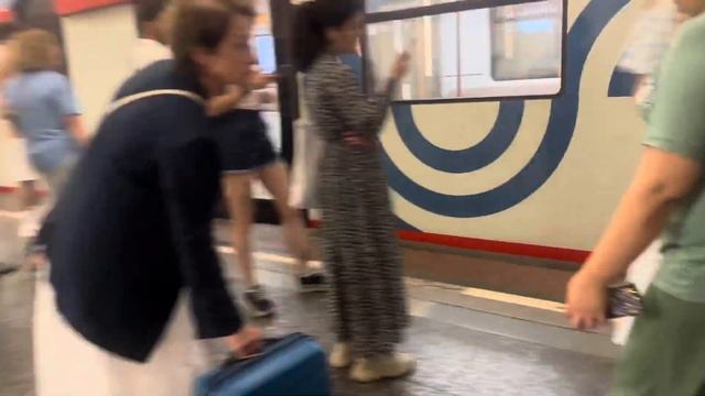 Электропоезда «81-775/776/777 (Москва 2020)» на станции метро «Курская» (КЛ) // 6 июля 2023 года смотреть онлайн