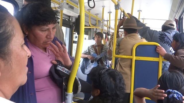 Музыка в автобусе. Кито Эквадор. смотреть онлайн