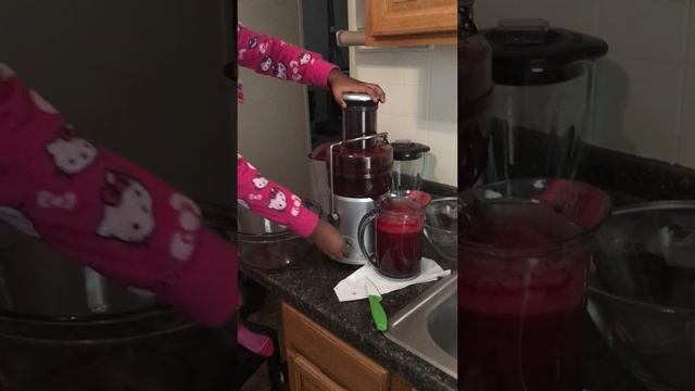 Teaching Chana how to use the juice extractor смотреть онлайн