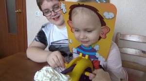 Детский челлендж Пирог в лицо! Алиса и Лева играют в веселую игру для детей Pie Face challenge