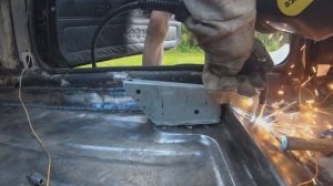Сварка Жигулей Полуавтоматом. Ввариваем новые полы. ВАЗ 2106