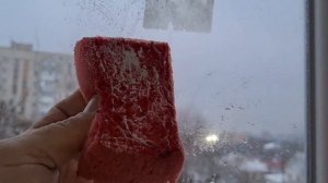 Удаление наклейки на стекле пластикового окна.
