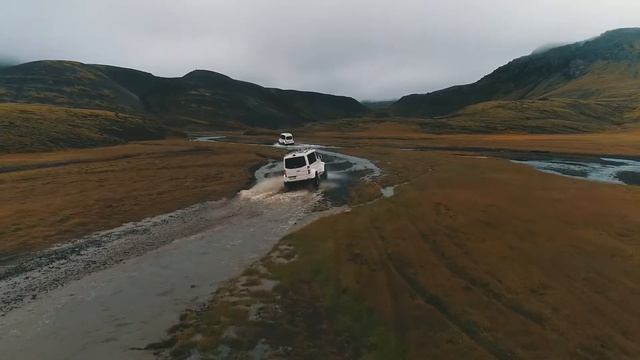 Mercedes Benz Sprinter Super 4x4 - Driving through water смотреть онлайн