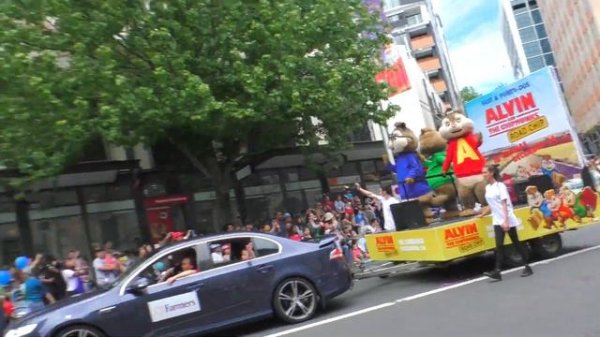 Идем на Санта Парад. Встречаем САНТА КЛАУСА! Santa Parade, greeting Santa! Jean Bean TV