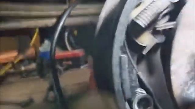 pt.3 95 Ford Ranger rear axle install with brake shoes смотреть онлайн