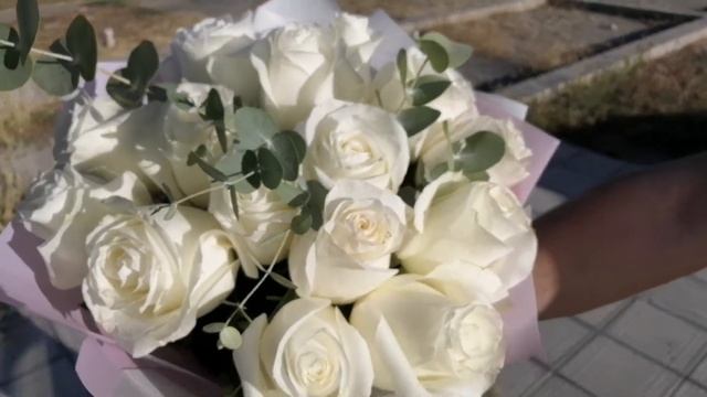 Букет из Белых роз (Эквадор) с эвкалиптом Бархат смотреть онлайн