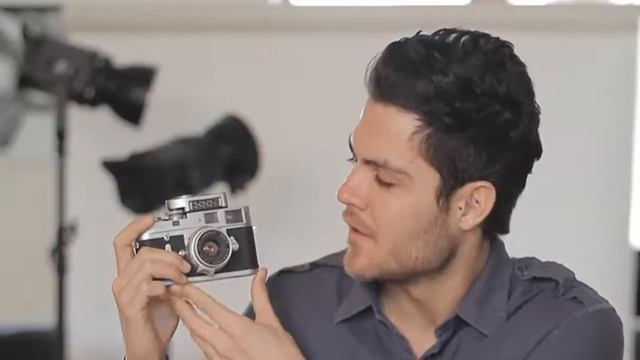 A Photographer (English File Pre-intermediate)