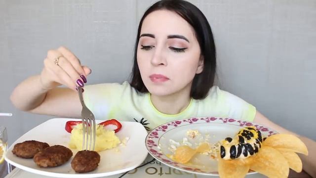 СТРАШНЫЙ ДОМ / КОТЛЕТЫ С МЯСОМ И САЛАТ MUKBANG asmr Ayka Emilly смотреть онлайн