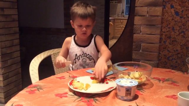 Детские рецепты. Готовим фруктовый салат - справится даже ребёнок!