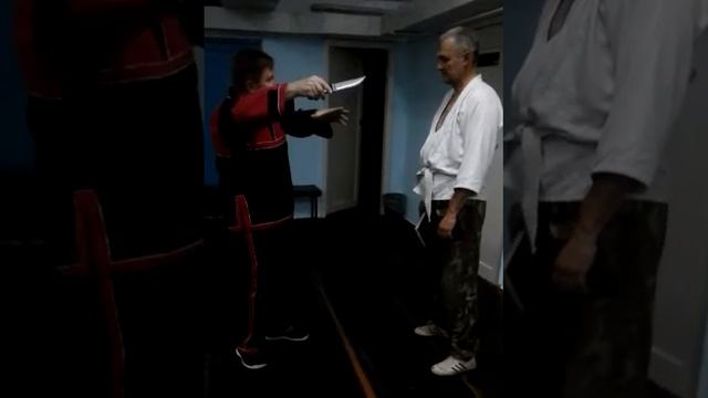 Самооборона для женщин.Разбор работы еженедельником против ножа. Как защитить себя книжкой. смотреть онлайн