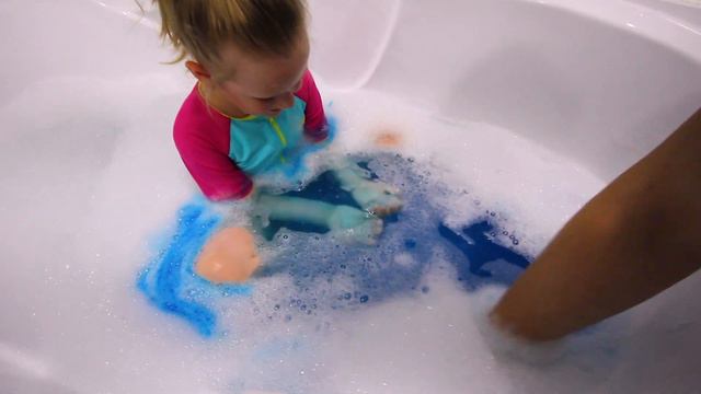 Ксюша и цветная ванна под песню Baby Shark смотреть онлайн