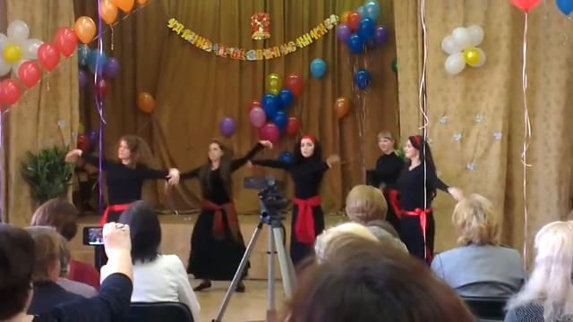 Последний звонок 2013 школы 1221. Грузинский танец смотреть онлайн