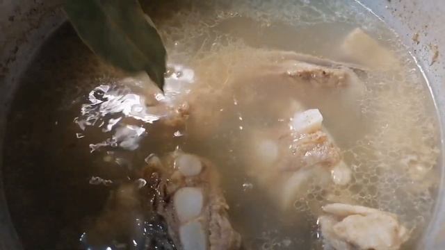 Очень вкусное  РАГУ на косточках из свинины  с картофелем. Сытное  блюдо.