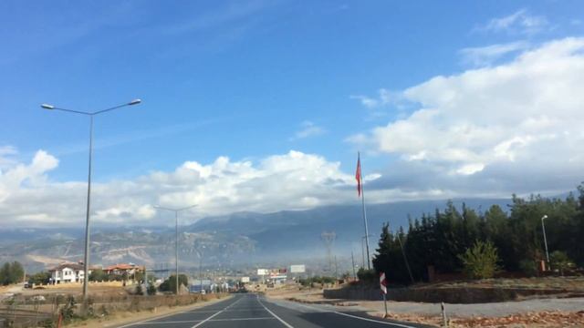 Холмы. Горы. Вершины в облаках. Дымка. Красивый пейзаж. Дорога. Трасса.