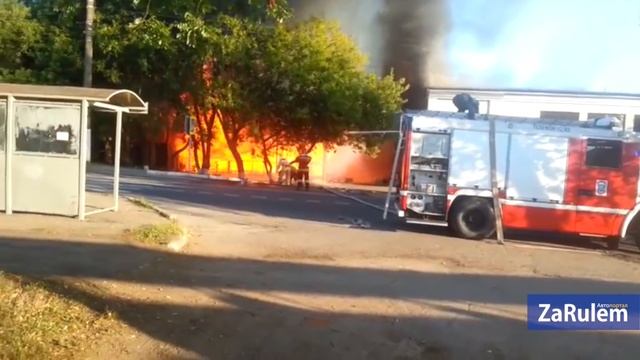 Из-за крупного пожара ограничили движение на Гражданской смотреть онлайн