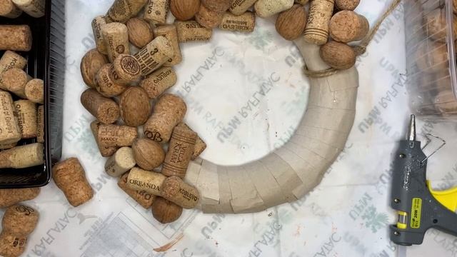 ВЕНОК ИЗ ПРОБОК ОТ ВИНА И ОРЕХОВ ? Как сделать своими руками смотреть онлайн