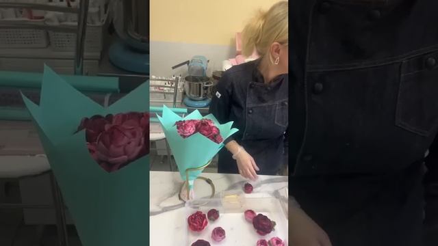 Сборка подбукетницы и создание букета из зефирных пионов смотреть онлайн