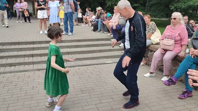 АЛИСА и НИКОЛАЙ на танцполе в Гомельском парке...2.07.23года. смотреть онлайн