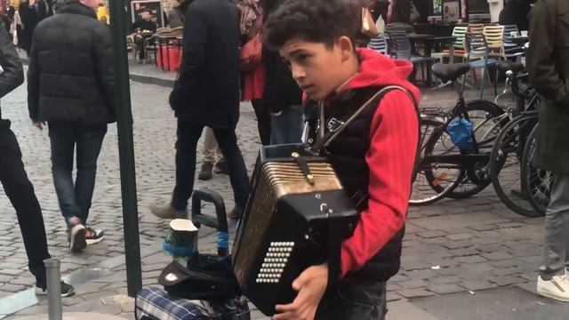 Despacito played by an AMAZING and TALENTED boy in Brussels! смотреть онлайн