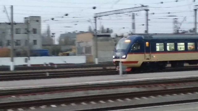Вокзал Днепр Главный. Электровоз ВЛ8 и электричка ЕПЛ2Т смотреть онлайн