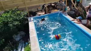 Купаемся в бассейне первый раз