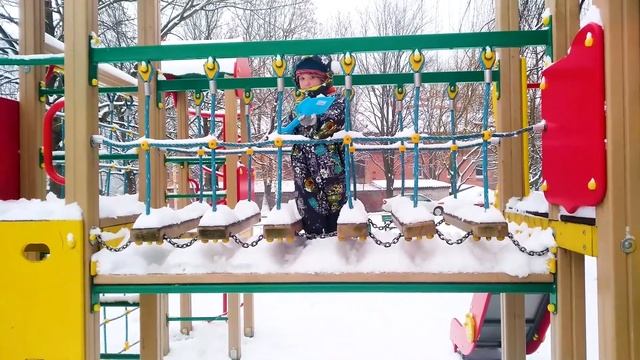 Зимние игры со снегом / Winter games with snow смотреть онлайн