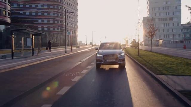 Audi Q7 e-tron Quattro смотреть онлайн