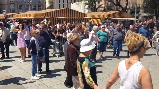Танцы на кафедральной площади в Барселоне/ Dancing in the cathedral square in Barcelona смотреть онлайн