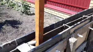 Как правильно выставить высокую опалубку для заливки фундамента забора. Полезные советы.