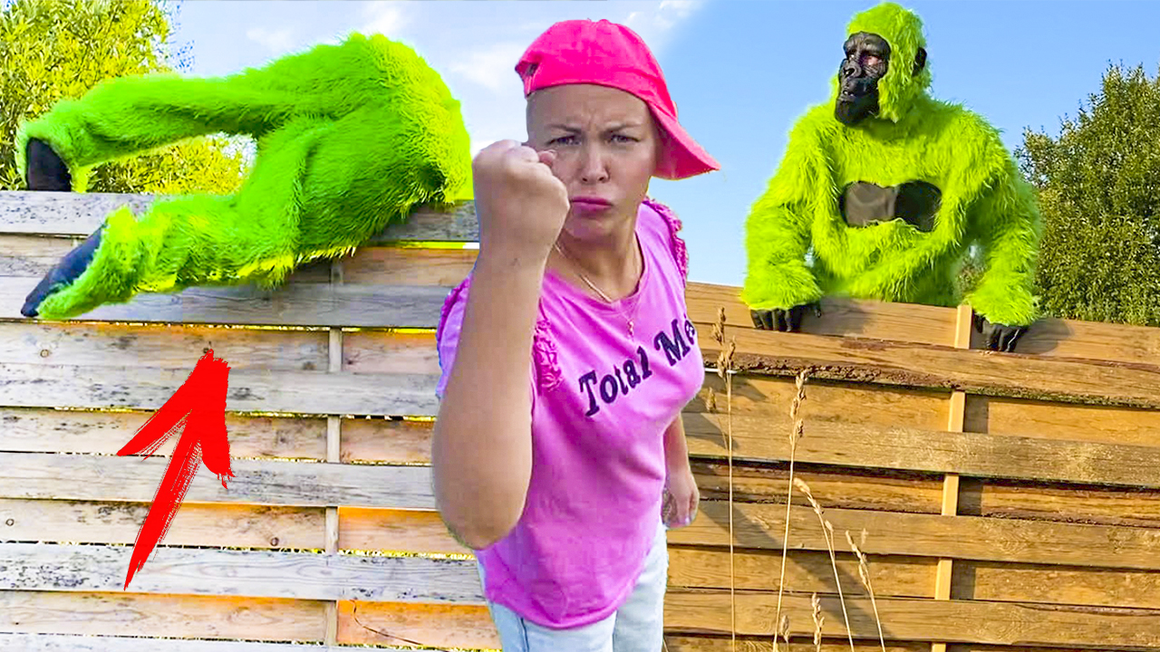Забавная горилла появилась в моем доме. Что хочет обезьянка смотреть онлайн