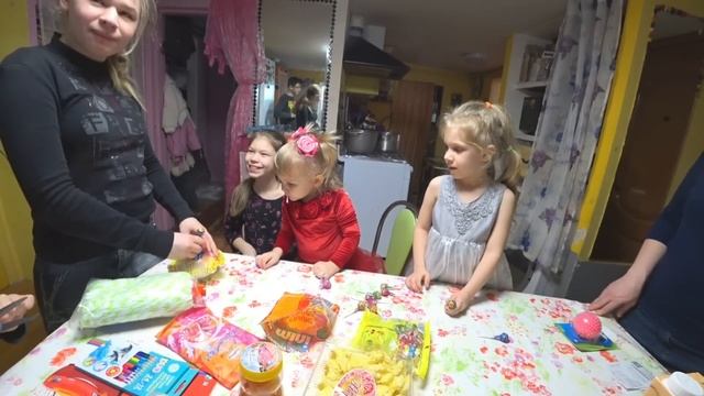 Обзор и делёжка подарков. Задуваем свечки и никому не нужные пожелания смотреть онлайн