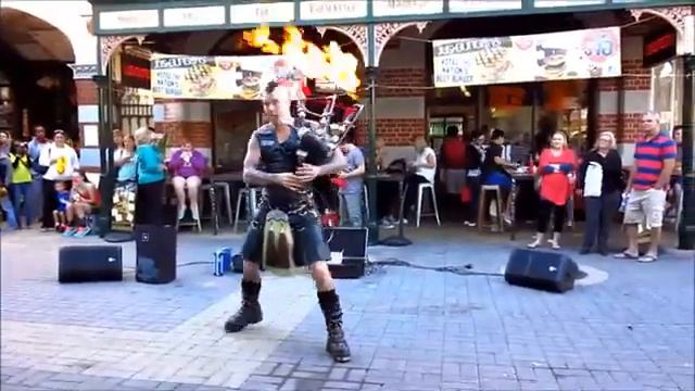 Крутой уличный музыкант \ Epic street artist смотреть онлайн