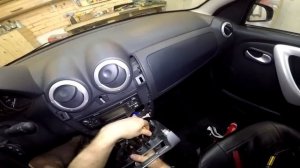 Снимаем пластик центральной панели управления Renault Sandero Stepway 2013-2018 г.в.